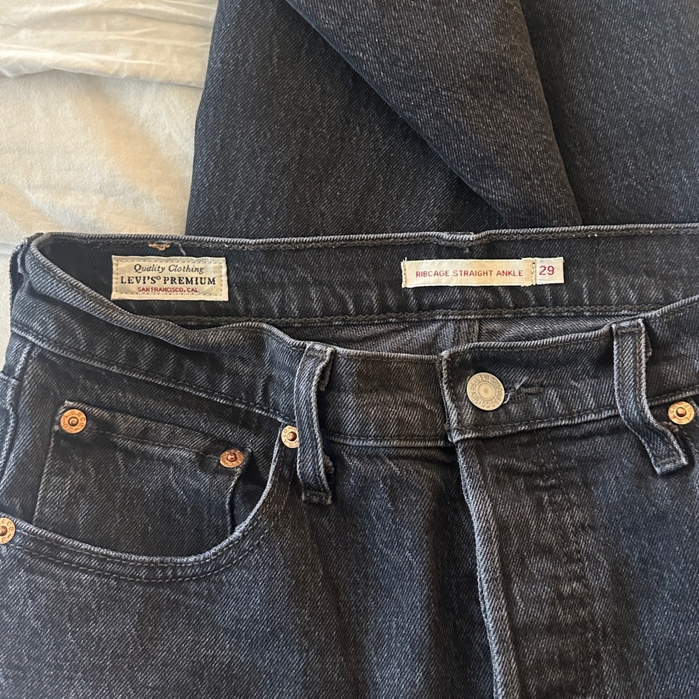 Levis Ribcage Straight Ankle jeans in black.